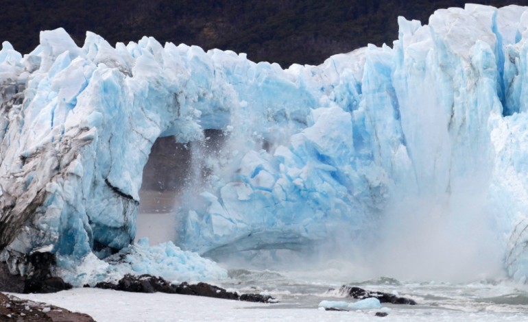 Perito Moreno (Argentine) (AFP). Spectaculaire rupture d'une arche de glace en Patagonie