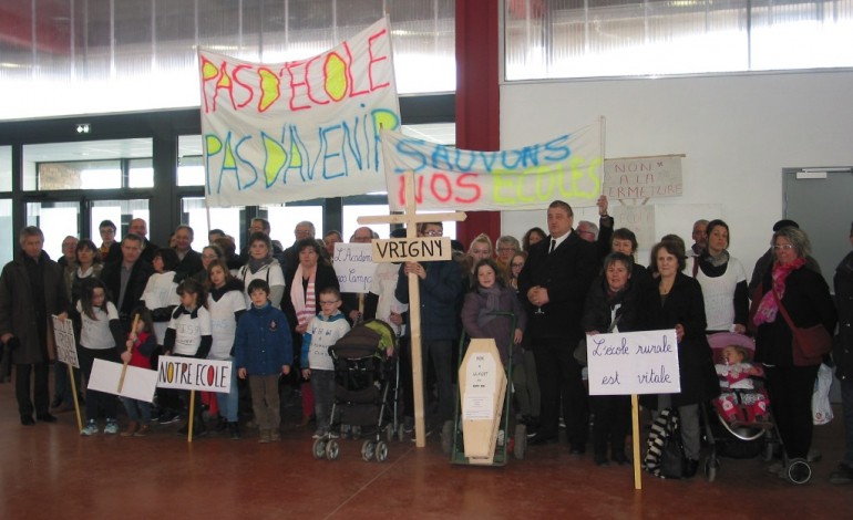 Les parents d'élèves de Boischampré manifestent à la fête de la La Normandie à Argentan