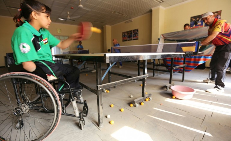 Baqouba (Irak) (AFP). Handisport: Nejla, 12 ans, mutilée en Irak, mais étoile montante du tennis de table