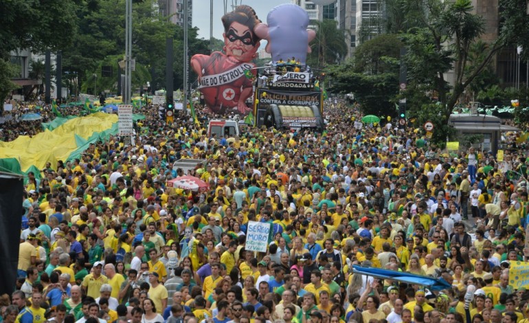 Rio de Janeiro (AFP). Brésil: Dilma Rousseff en mode survie après un week-end horribilis