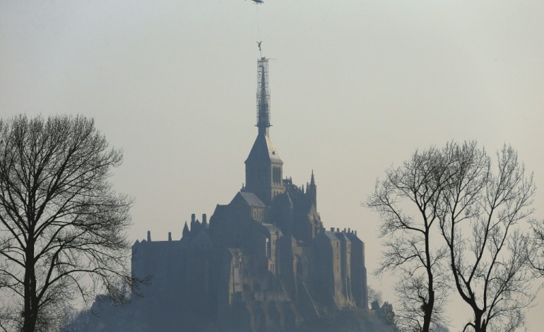Le Mont-Saint-Michel (AFP). L'archange du Mont-Saint-Michel s'envole pour retrouver son or