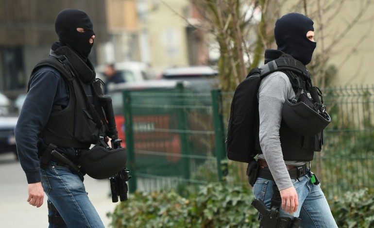 Bruxelles (AFP). Enquête sur les attentats de Paris: 4 policiers blessés à Bruxelles
