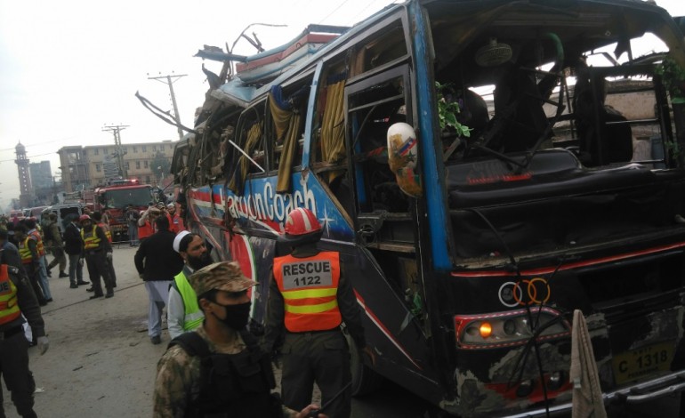 Peshawar (Pakistan) (AFP). Pakistan: une bombe tue 16 personnes à bord d'un bus à Peshawar