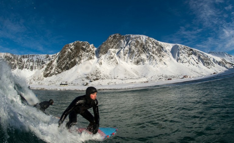 Unstad (Norvège) (AFP). La vague glacée des Lofoten, trésor des surfeurs de l'extrême