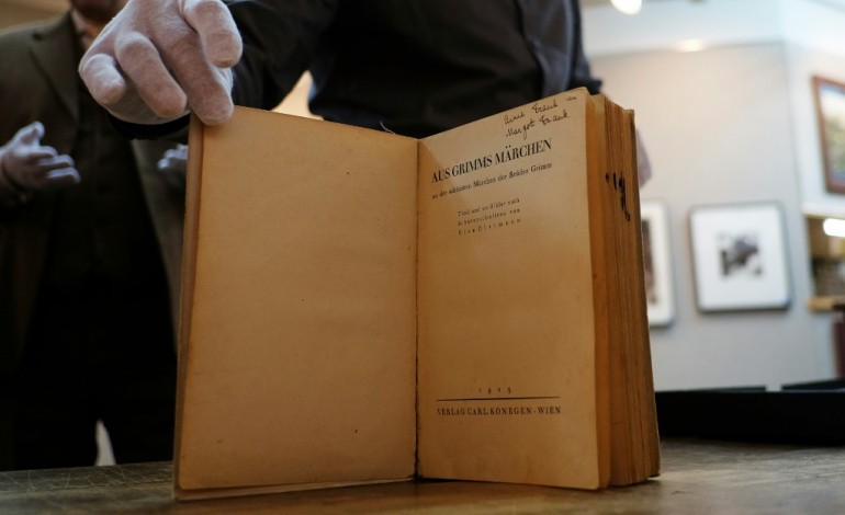 New York (AFP). Un livre signé par Anne Frank aux enchères à New York