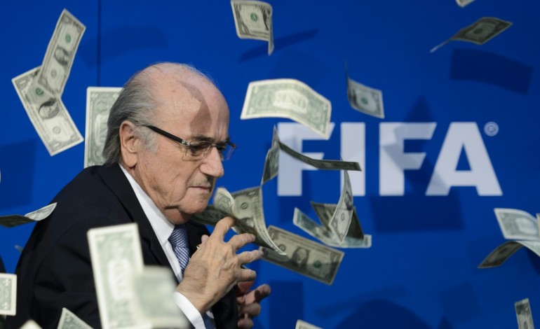 ZURICH (AFP). Fifa: Valcke, ex-N.2 visé par la justice, le salaire de Blatter révélé