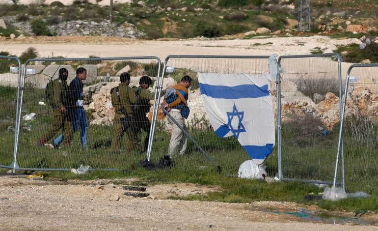 Jérusalem (AFP). Un Palestinien attaque des soldats israéliens avant d'être abattu (armée)