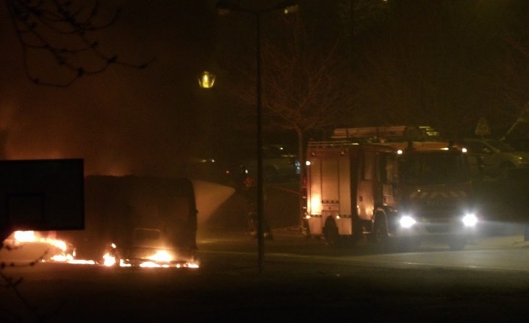 Soirée agitée à Alençon : 8 véhicules incendiés quartier Perseigne