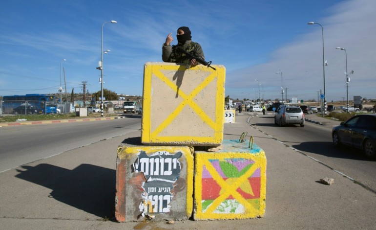 Hébron (Territoires palestiniens) (AFP). Cisjordanie: un Palestinien poignarde un garde-frontière israélien avant d'être abattu 