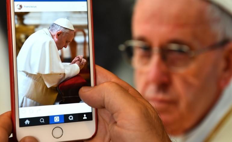 Cité du Vatican (AFP). Première photo du pape sur Instagram: lui-même priant à genoux