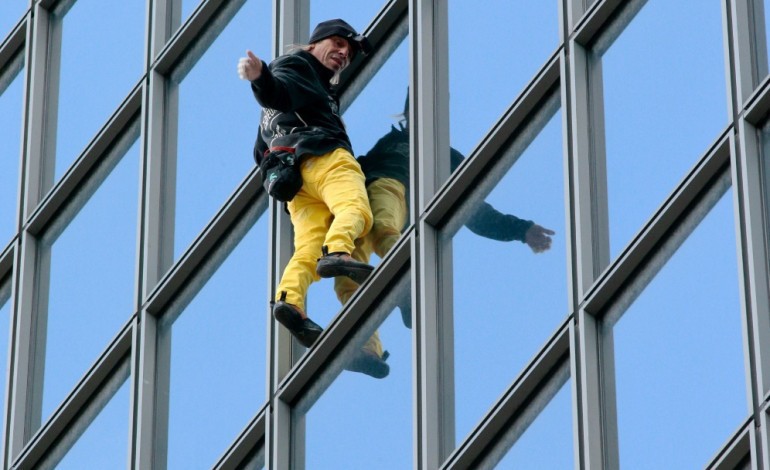 Paris (AFP). Le Spiderman français escalade une tour de la Défense haute de 187 m