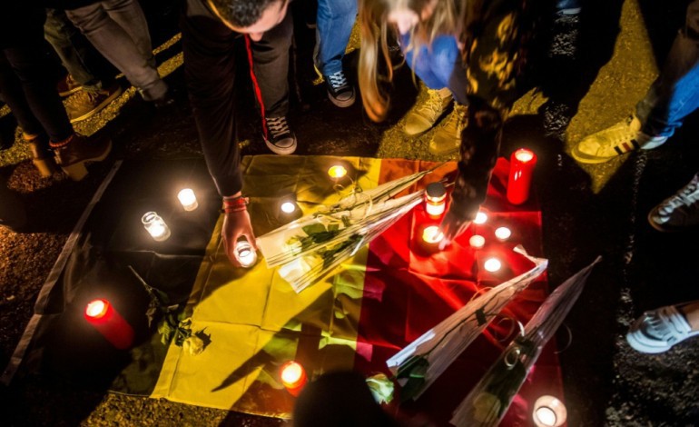 Bruxelles (AFP). Des bougies, des messages et des larmes: Bruxelles se recueille à la nuit tombée 