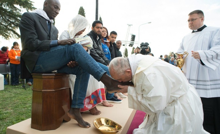 Castelnuovo di Porto (Italie) (AFP). Le pape lave les pieds de migrants de diverses confessions