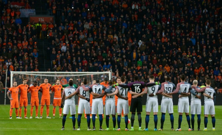 Amsterdam (AFP). Minute de silence en mémoire des victimes des attentats de Bruxelles avant Pays-Bas-France