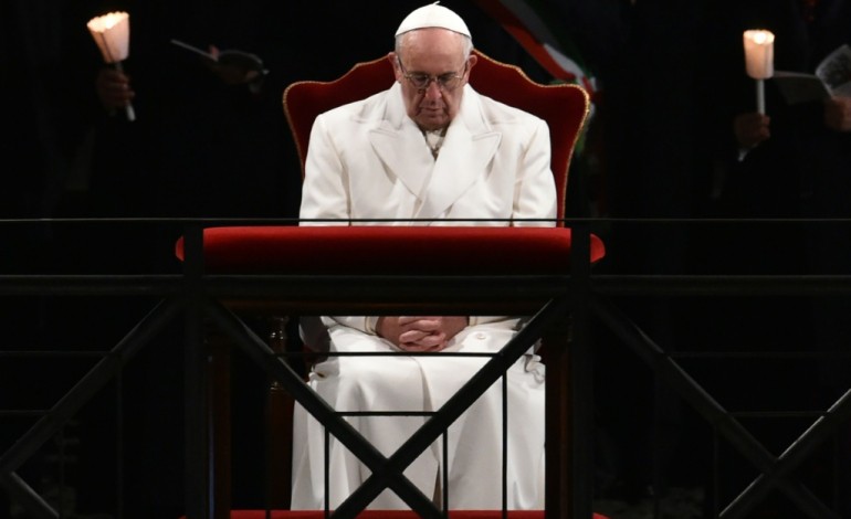 Rome (AFP). Au Colisée, le pape fustige la conscience anesthésiée de l'Europe