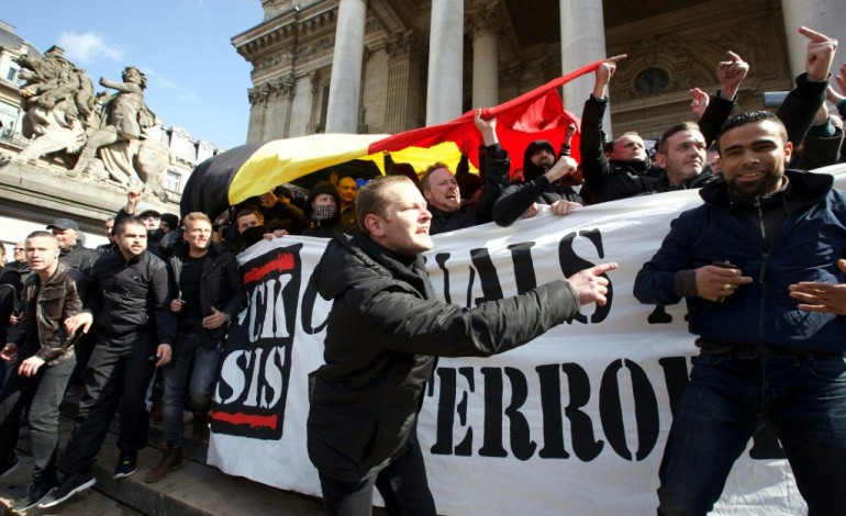 Bruxelles (AFP). On est chez nous !: 300 nationalistes troublent le recueillement à Bruxelles