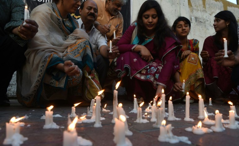 Lahore (Pakistan) (AFP). Le Pakistan enterre les victimes d'un attentat taliban