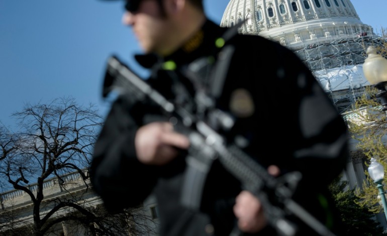 Washington (AFP). Etats-Unis: la police tire sur le suspect armé du Capitole