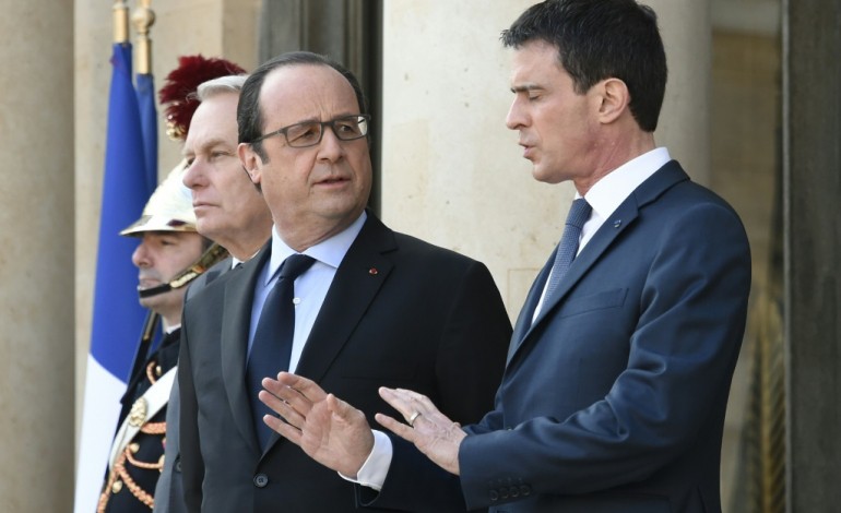 Paris (AFP). Popularité: Hollande en baisse de 2 points, Valls de 4 points