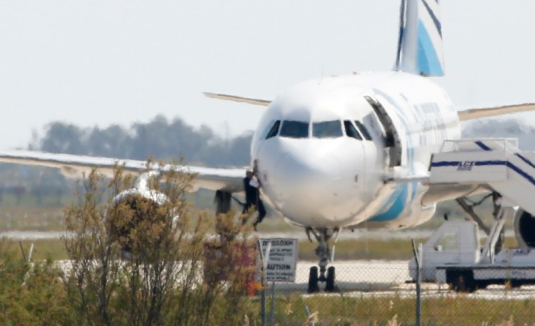 Larnaca (Chypre) (AFP). Un Egyptien détourne un avion avec une fausse ceinture d'explosifs