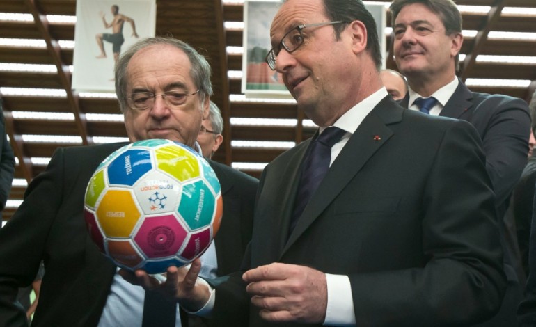 Paris (AFP). France-Russie: Hollande au 1er match de football au Stade de France depuis le 13 novembre