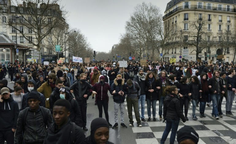 Paris (AFP). Coups contre un lycéen à Paris: un policier en garde à vue
