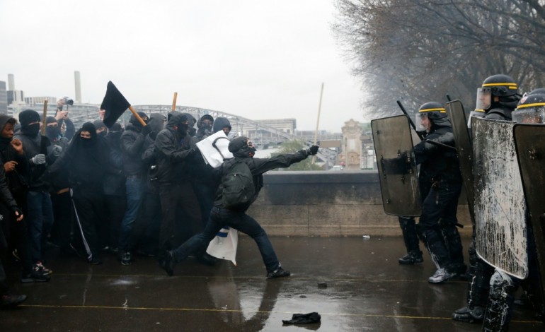 Paris (AFP). Echauffourées lors de la manifestation des lycéens à Paris, une dizaine d'interpellations