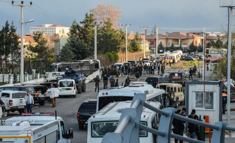 Diyarbakir (Turquie) (AFP). Turquie: un attentat tue sept policiers dans le sud-est kurde