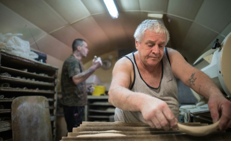 Dole (France) (AFP). Un boulanger cède sa boutique au sans-abri qui lui a sauvé la vie
