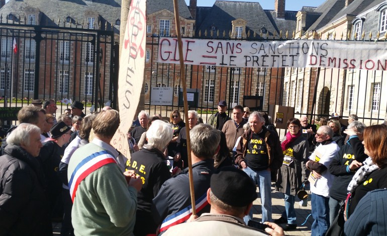 80 anti-GDE devant la préfecture de l'Orne