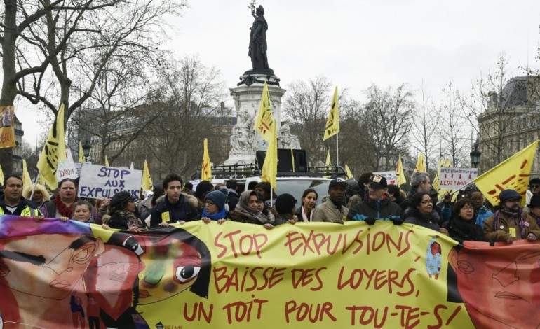 Paris (AFP). Manifestation contre les expulsions à Paris, après la fin de la trêve hivernale