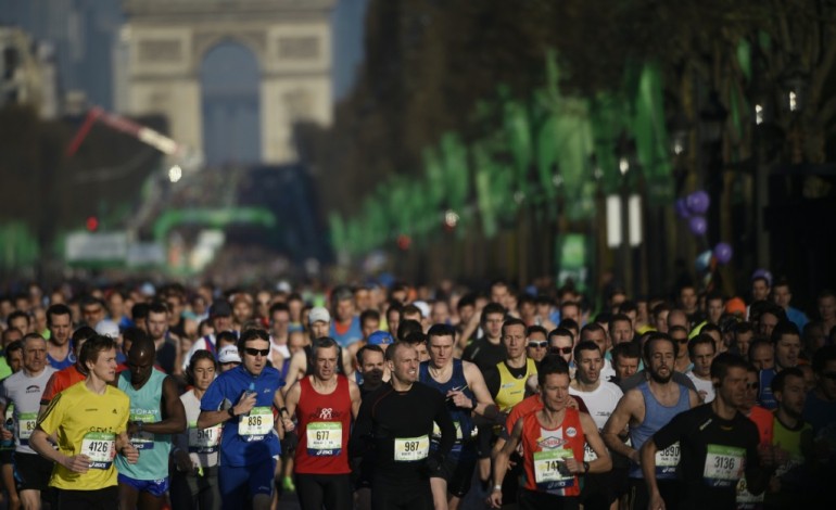Paris (AFP). Départ de la 40e édition du marathon de Paris 