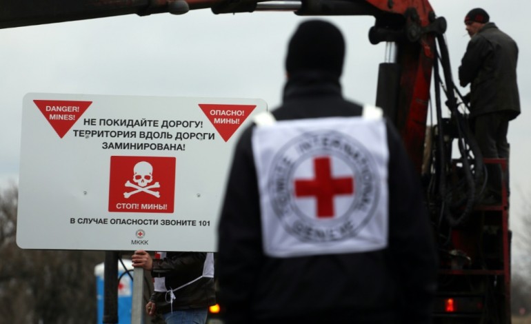 BEREZOVE (Ukraine) (AFP). Ukraine: Danger! Ne quittez pas la route!, la prévention contre les mines se met en place