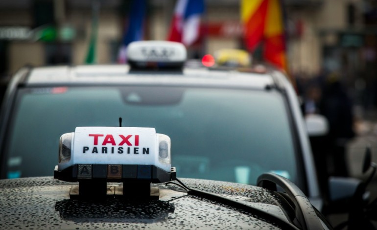 Paris (AFP). Taxis contre VTC: l'Etat s'engage à racheter les licences des taxis qui le souhaitent