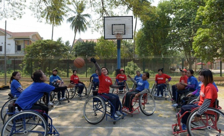 Battambang (Cambodge) (AFP). Au Cambodge, des basketteuses handicapées rêvent de changer les mentalités