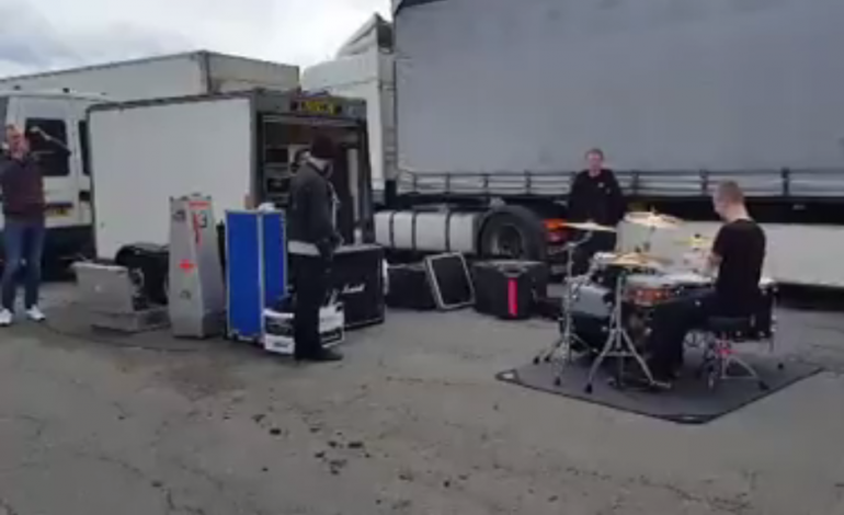 VIDEO - Bloqués sur l'Autoroute, ce groupe s'installe et joue dans les bouchons
