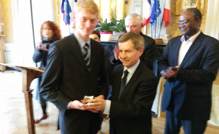 La médaille de la ville d'Alençon à Jolan Pottier pour son sauvetage héroïque 