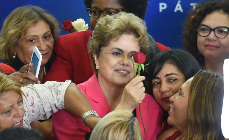 Brasilia (AFP). Brésil: Dilma Rousseff tente de sortir de l'impasse