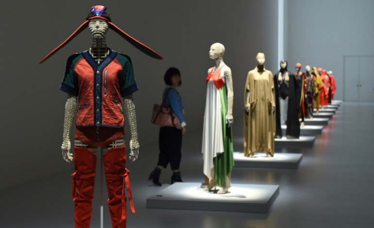 Tokyo (AFP). Issey Miyake, styliste au-delà des frontières, s'expose à Tokyo
