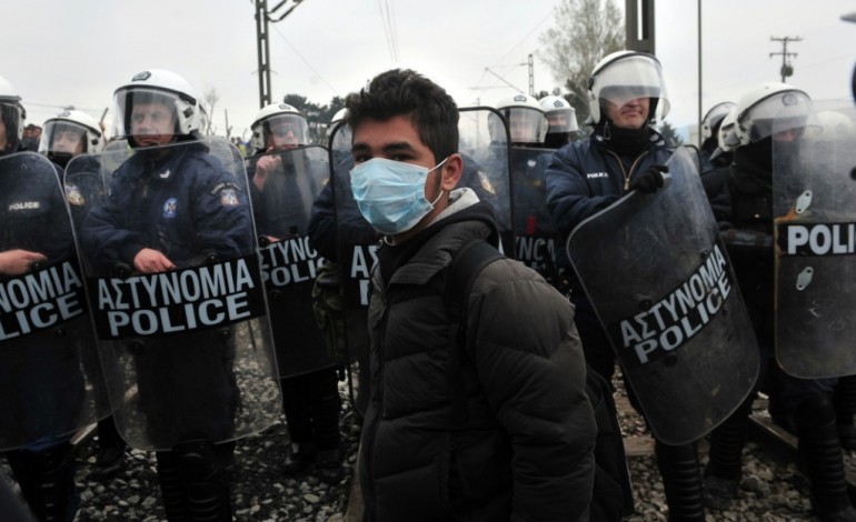 Athènes (AFP). Migrants: la police macédonienne tire des gaz lacrymogènes à Idomeni