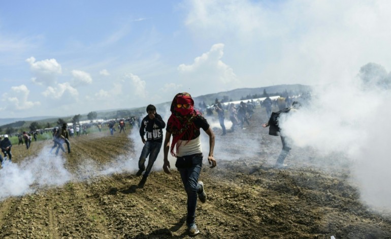 Idomeni (Grèce) (AFP). Grèce: gaz lacrymogènes contre des migrants à Idomeni, manifestations au Pirée
