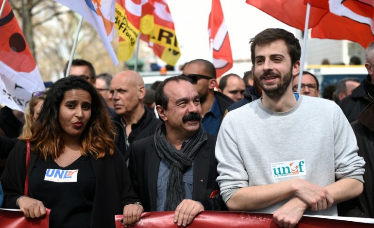 Paris (AFP). Loi travail: les jeunes reçus par Valls à Matignon 