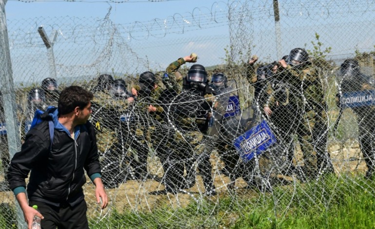 Idomeni (Grèce) (AFP). Migrants: la tension monte à Idomeni et au Pirée, près de 300 blessés