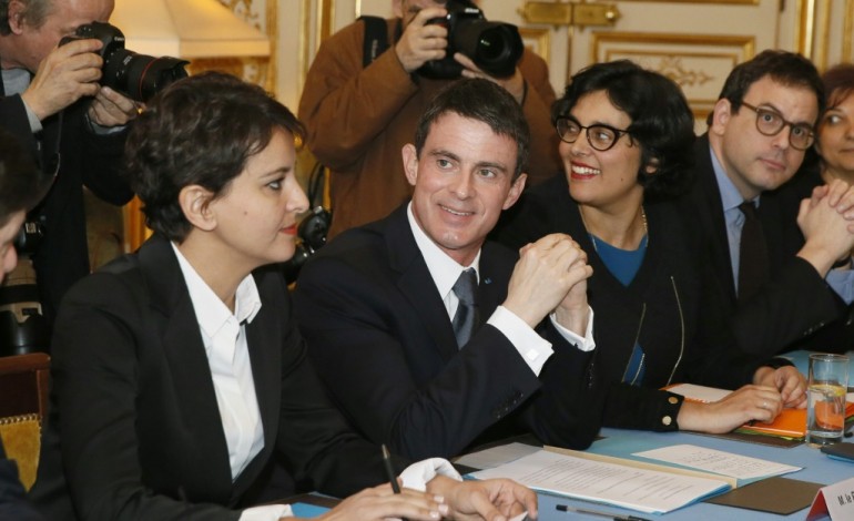 Paris (AFP). Jeunes: prolongation des bourses, taxes sur le CDD, annonce Valls