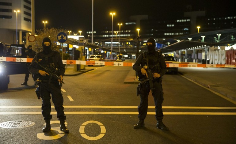 Aéroport d'Amsterdam-Schiphol (Pays-Bas) (AFP). L'aéroport d'Amsterdam-Schiphol partiellement évacué, un homme arrêté