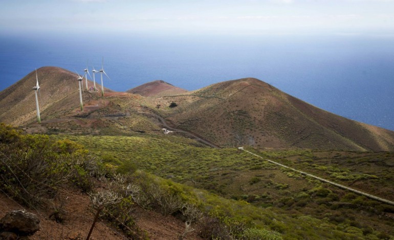 Valverde (Espagne) (AFP). L'île d'El Hierro aux Canaries bataille pour une énergie 100% verte à base de vent et d'eau