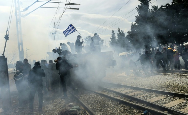 Idomeni (Grèce) (AFP). Idomeni: gaz lacrymogènes et grenades assourdissantes contre des migrants