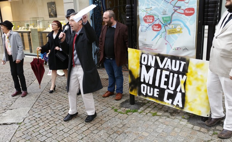 Nuit debout : des manifestants costumés en patron à Alençon