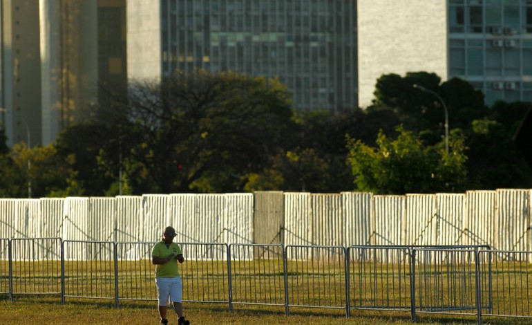 Brasilia (AFP). Une barrière à Brasilia, reflet d'un pays coupé en deux