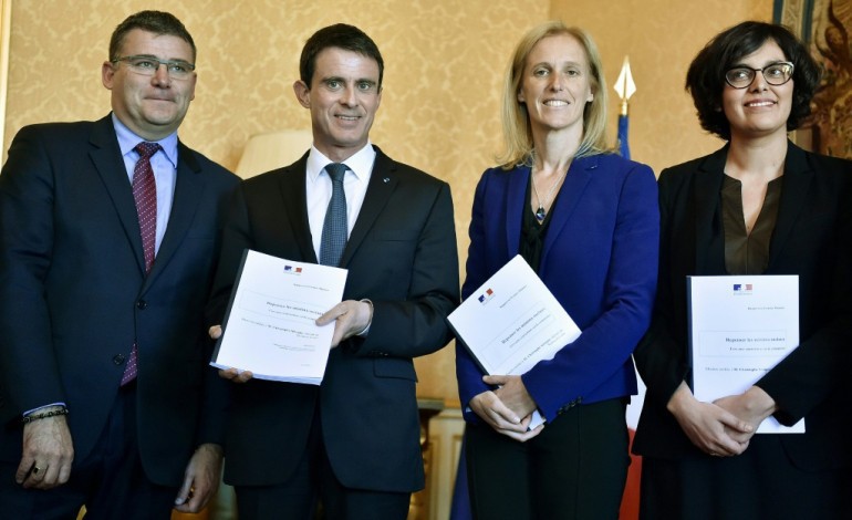 Paris (AFP). Minima sociaux: Manuel Valls promet des mesures de simplification tr?s rapides
